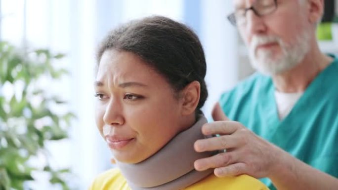 医生将颈圈固定在女性颈部，不适，肌营养不良