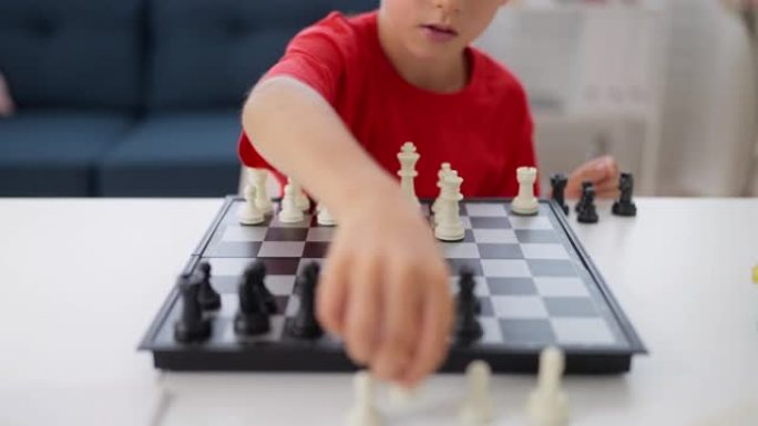 小学生独自下棋，提高注意力和批判性思维