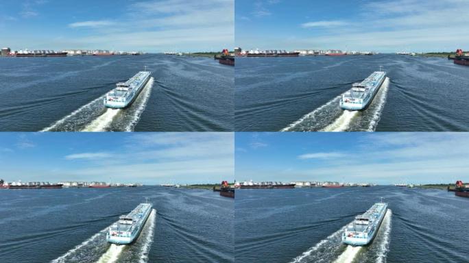 液体货轮通过鹿特丹港运输货物