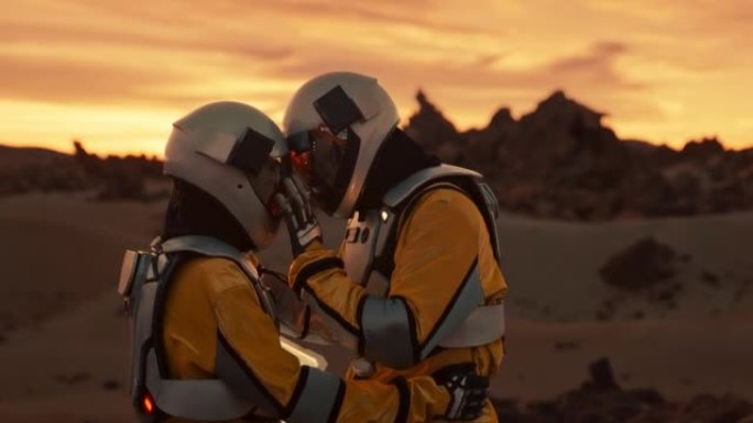 火星上的爱。两名宇航员触摸额头