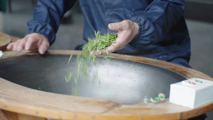 炒茶 西湖龙井茶传统炒茶工艺