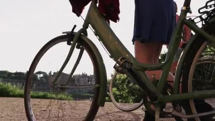 带自行车的体育馆的旅游女性: 意大利罗马的暑假