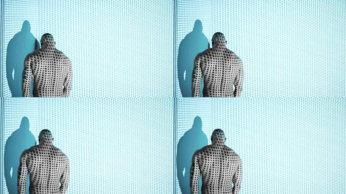 肌肉发达的男子展示背部肌肉，在蓝色背景的抽象灯光效果下为相机摆姿势