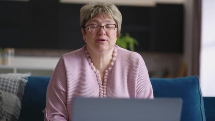 老年妇女正在通过笔记本电脑与同事或家人进行在线视频聊天，老师正在在线授课，远程工作模式
