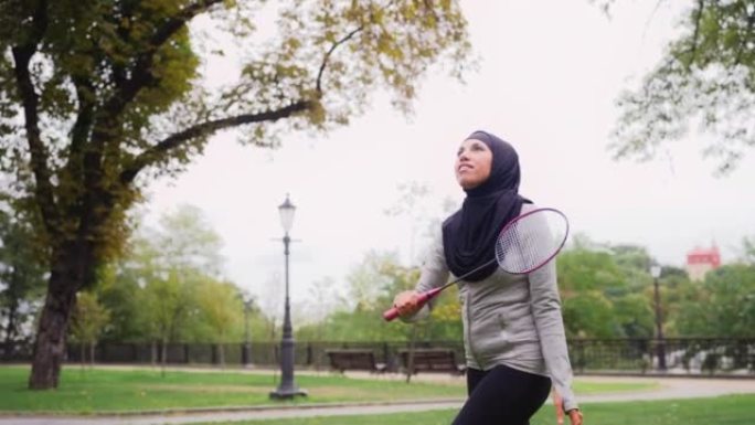 穆斯林非裔美国妇女在户外打羽毛球，健康的生活方式