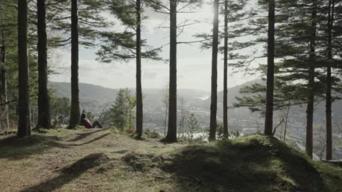 女人在挪威秋季森林的户外徒步旅行