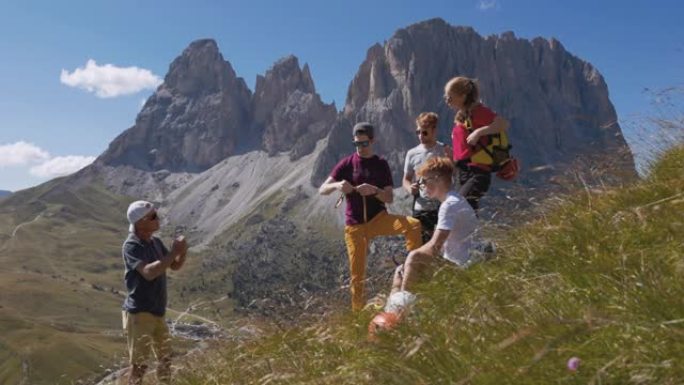 高山山导游与家庭徒步旅行团体一起攀登