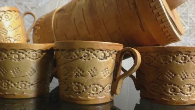 杯子、糖碗和桦树皮水壶。厨具。俄罗斯的民间工艺。复古。