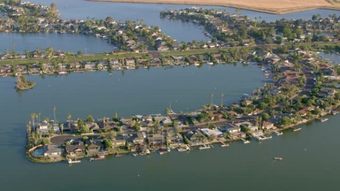 在加利福尼亚州旧金山附近的水上房屋附近进行空中飞行