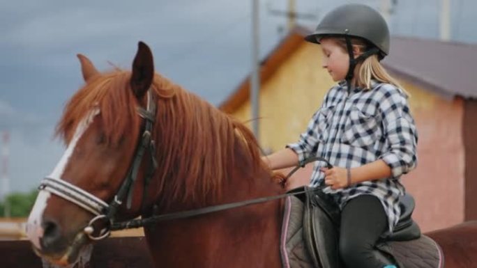女学生在围场或牧场或马术运动中心骑马，为小骑师提供教育
