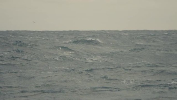 从船上看到波涛汹涌的大海