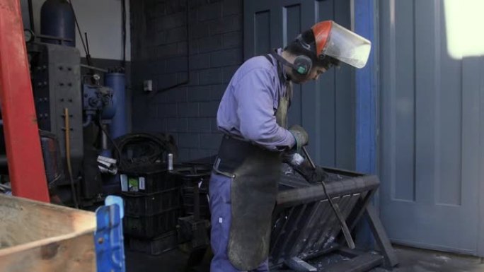 拉丁美洲员工在冶金工厂制造金属件