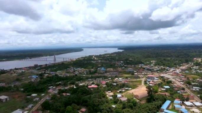 鸟瞰图。赤道几内亚靠近大河贝尼托的姆比尼市。赤道几内亚，非洲。
