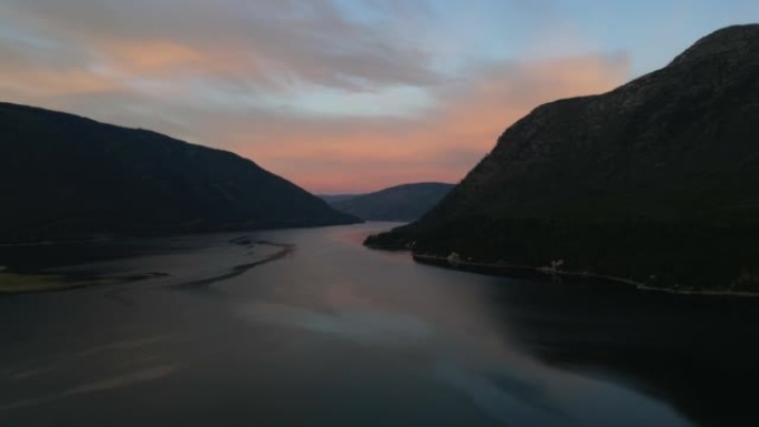 山湖宁静时刻的空中风景