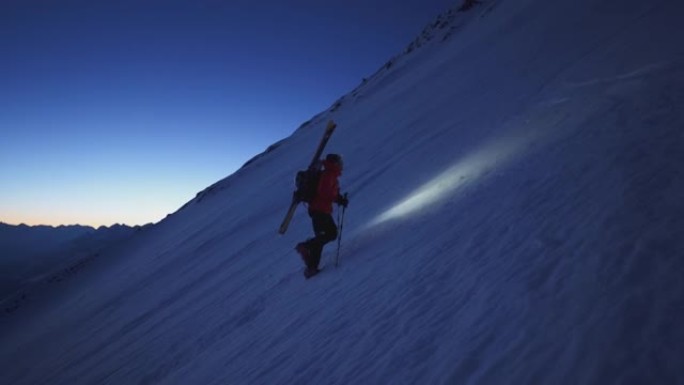 黎明时滑雪者在山腰上跋涉的细节镜头