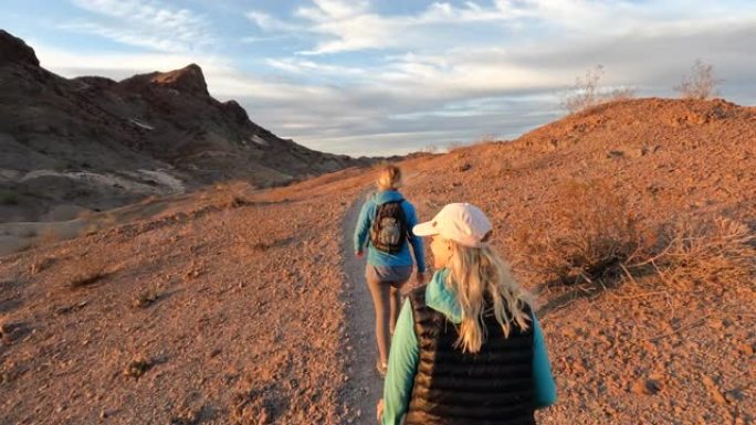 女性徒步旅行者遵循沙漠之路