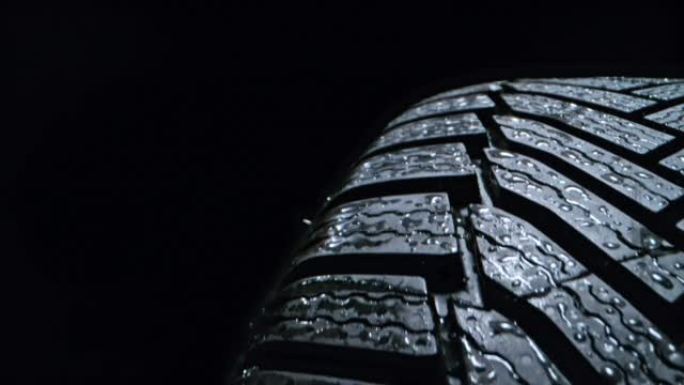 旋转湿汽车轮胎的SLO MO LD表面