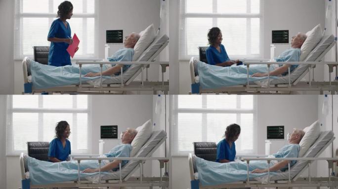 一位皮肤黝黑的女医生正在和一位躺在病床上的老年男性患者交谈，讨论康复后的康复。