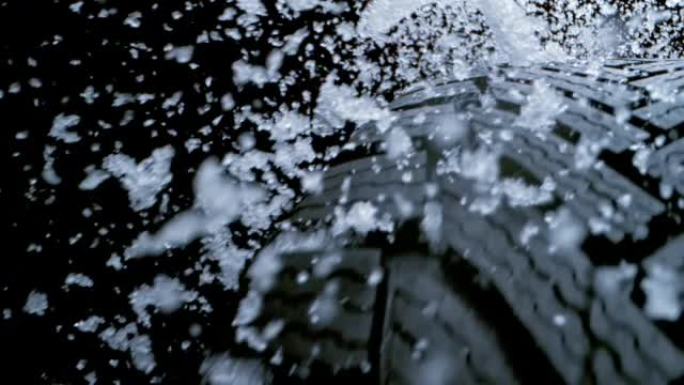SLO MO雪从旋转的汽车轮胎表面脱落