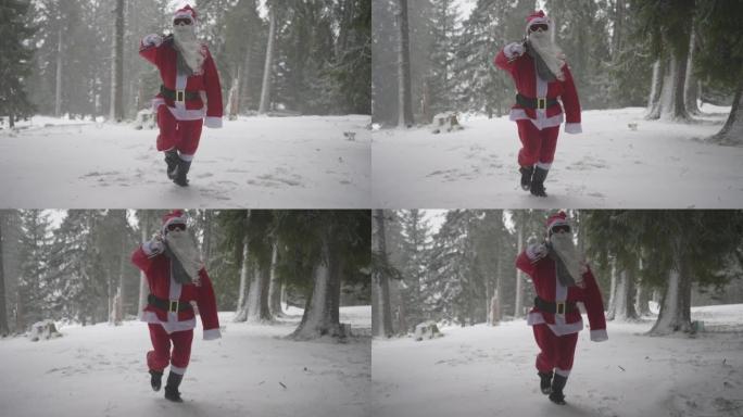 男子打扮成圣诞老人，带着一双滑雪板在白雪皑皑的森林中行走