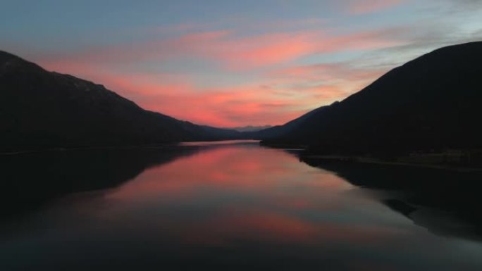 山湖宁静时刻的空中风景