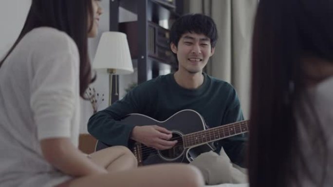 男人在家为她的女性朋友弹吉他
