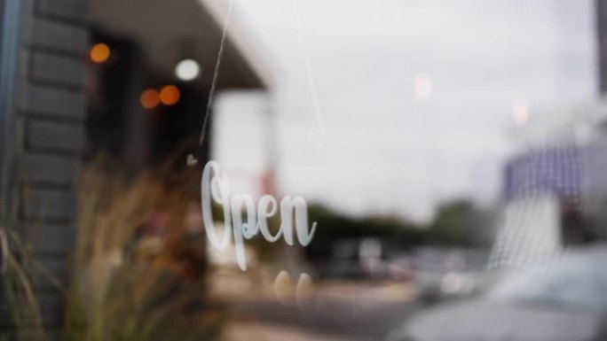 员工开设咖啡店，在门上转动标牌，小型城市企业