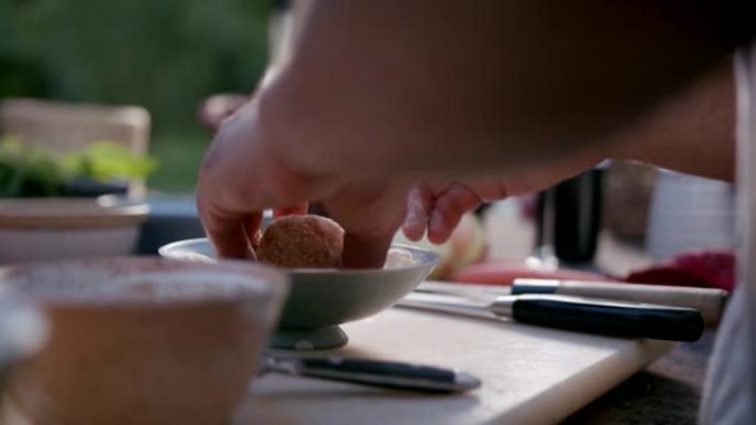 一个男人在户外吃面包和油炸食物的慢动作镜头