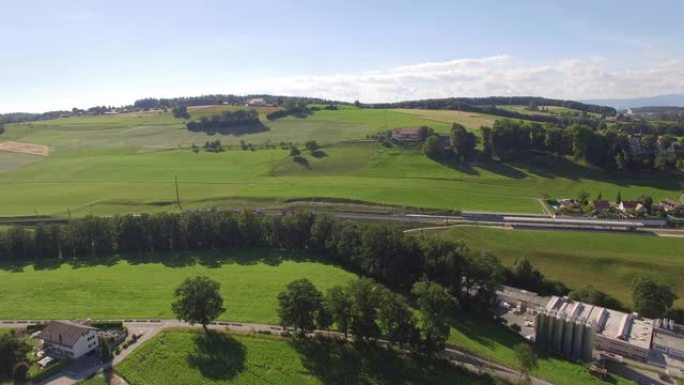 空中无人机拍摄了穿过农村农田的火车线