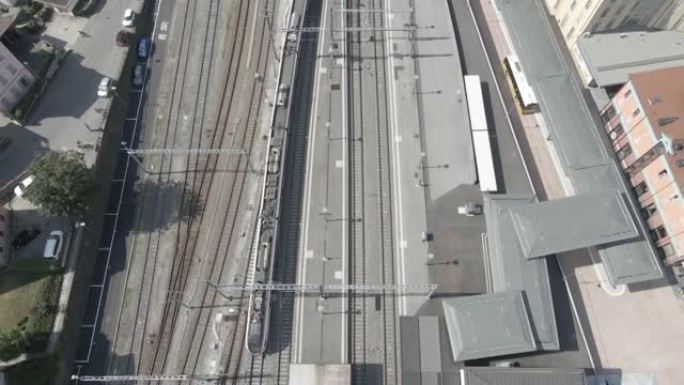 空中无人机拍摄了山区市中心的火车停靠站