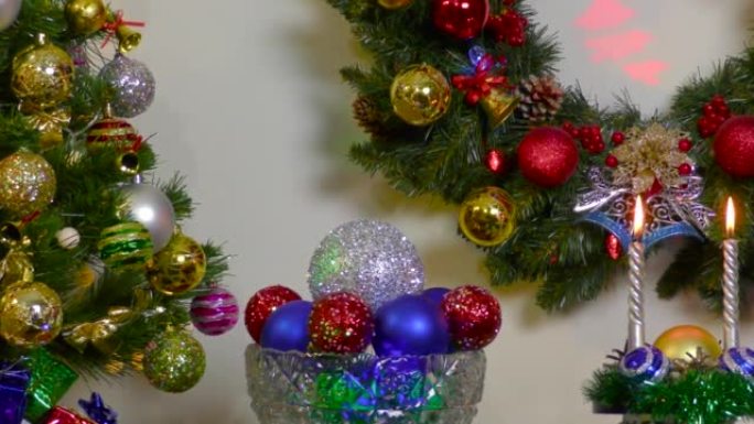 圣诞作文背景下花瓶中旋转彩球的特写