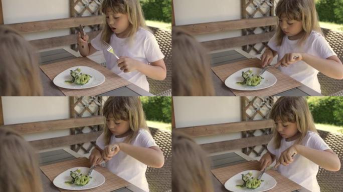 7岁的高加索女孩以西兰花作为午餐。