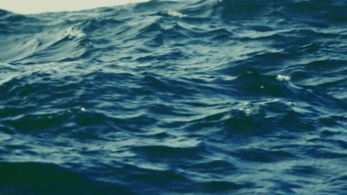 波涛汹涌的大海和海浪从船上