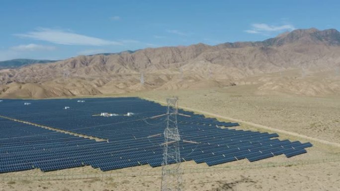 戈壁沙漠上的太阳能发电厂的航拍