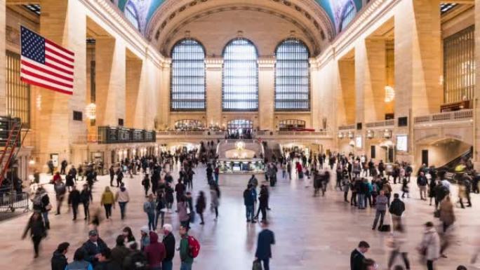 人们在美国纽约市大中央车站大厅散步的时间流逝。美国城市生活、美国公共交通或高峰时间通勤生活方式概念