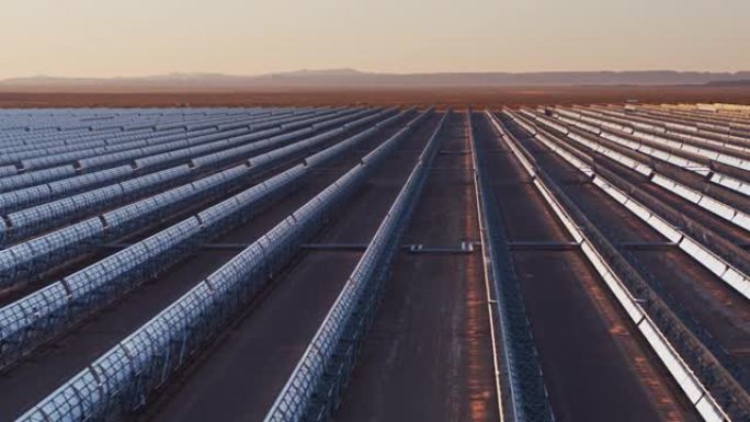 干旱沙漠景观中抛物线槽式太阳能发电厂的无人机拍摄
