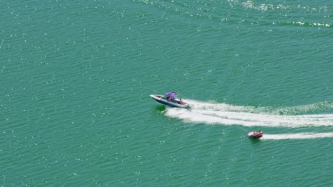 在加利福尼亚州奥罗维尔湖上乘船游览的空中人士