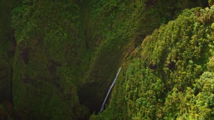 夏威夷瓦胡岛空中神圣瀑布瀑布