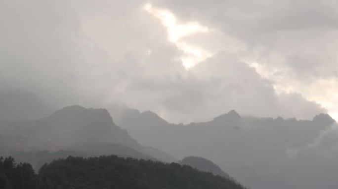 乌云笼罩群山的风景