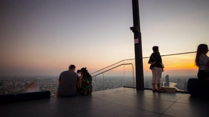 日落天空曼谷城著名的摩天大楼拥挤的顶部观景点全景4k延时泰国