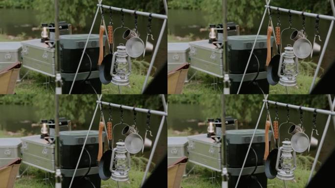 设置露营设备，以便留在雨林中。