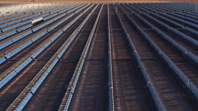 抛物线槽太阳能发电厂沙漠中的镜子线-空中