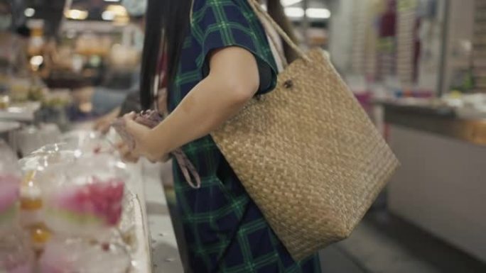 年轻女子在无废物商店包装可重复使用的购物袋