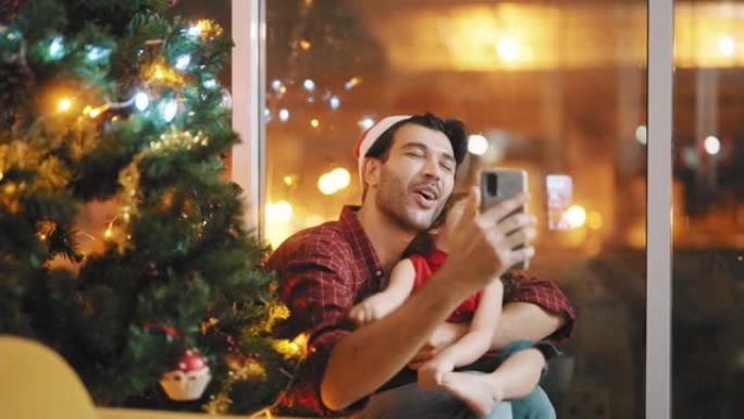 可爱的父女在圣诞节的智能手机上与母亲热情交谈。