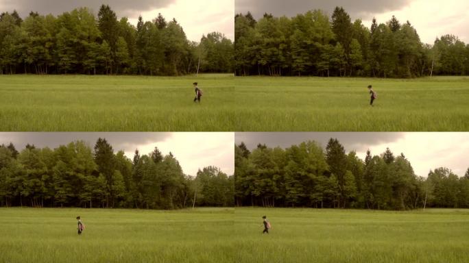 一个女人走过高高的草丛的静态镜头
