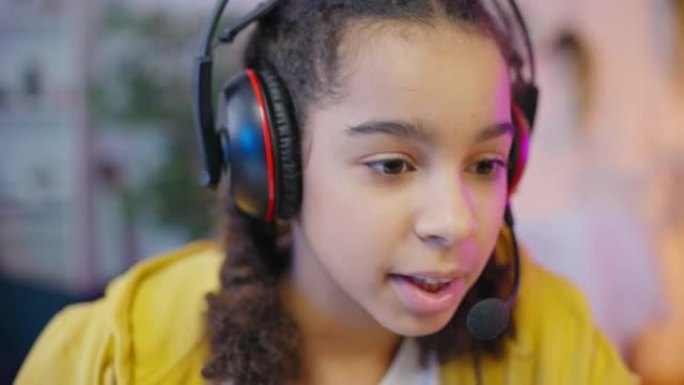 可爱的非洲裔美国少女玩视频游戏特写，直播