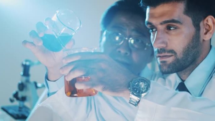 两位教授在实验室测试液体溶液。