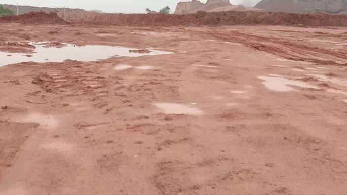 雨后路面 开采工地泥路 湿滑黄泥道路
