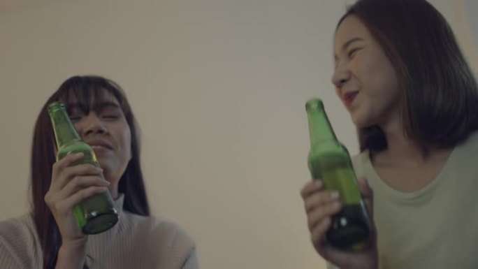 两个女性朋友用啤酒干杯