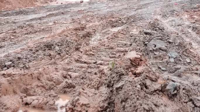 雨泥浆路泥土渣路泥泞道路雨天湿天黄泥土路